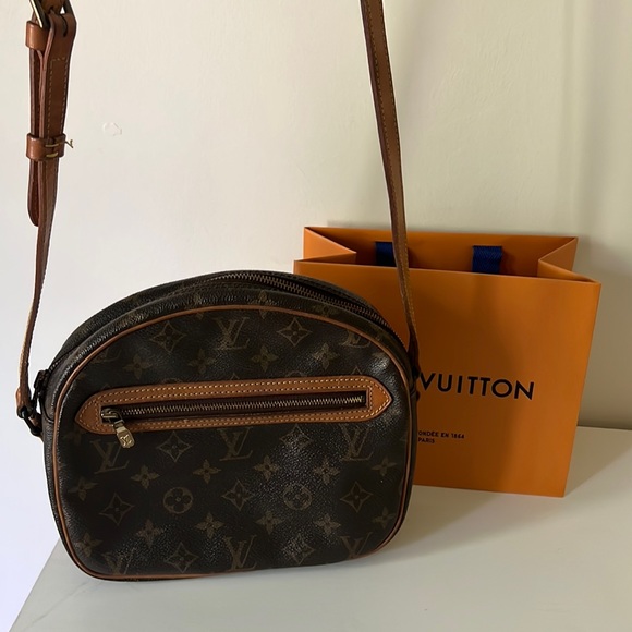 Louis Vuitton Handbags - Authentic LV Crossbody 🌺